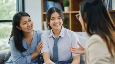 Guru dan konselor berdiskusi dengan psikolog kampus tentang program kesehatan mental siswa di sekolah