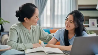Ibu mendampingi anak remaja belajar dan berbicara hangat untuk menjaga kesehatan mental siswa